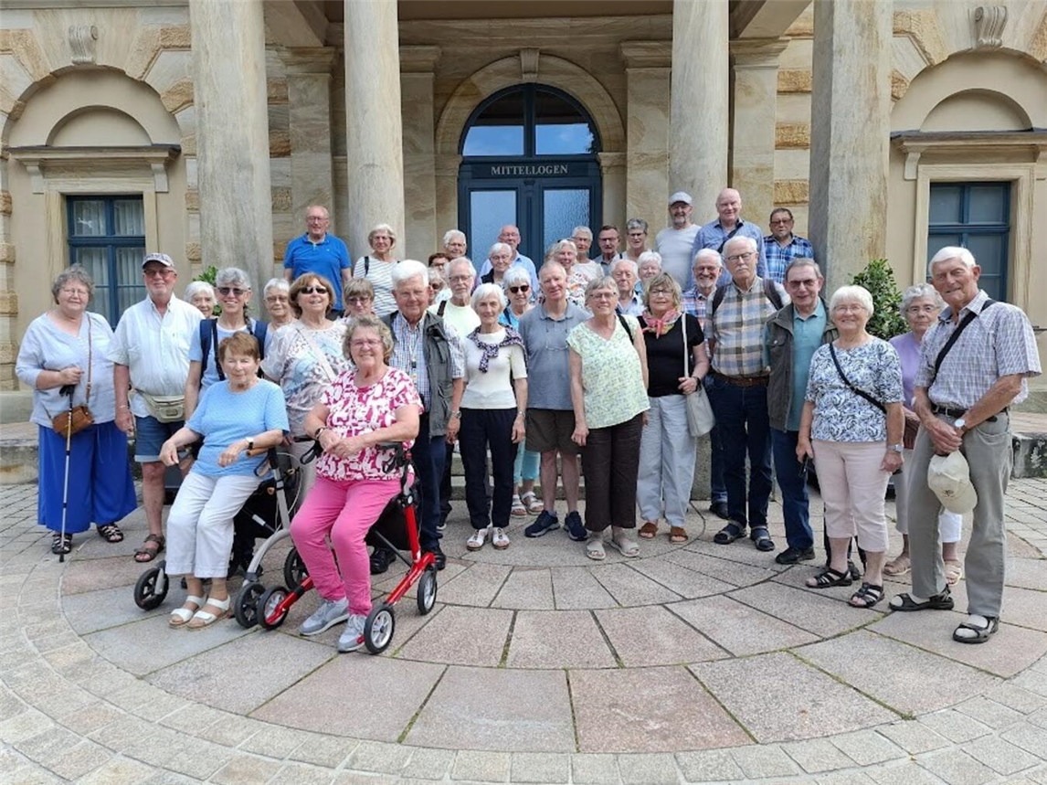 "Reisegruppe vor dem Festspielhaus Bayreuth, Opernreise, Kulturreise, Gruppenfoto"