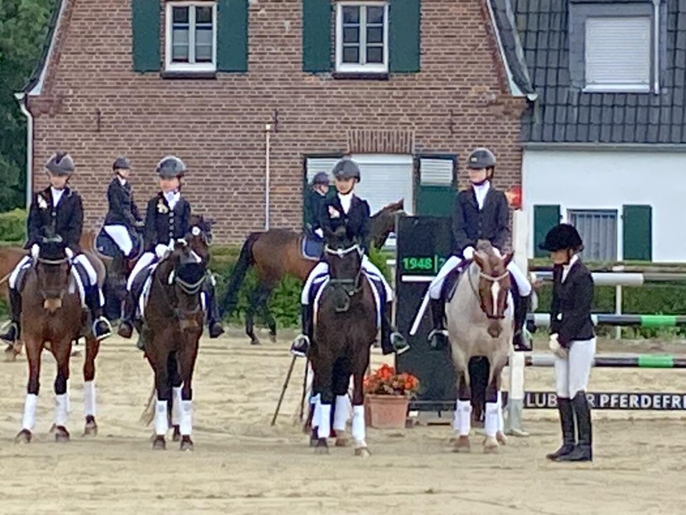 Die Reiterinnen haben in Goch einiges an Erfolg eingefahren. Foto: Reit- und Fahrverein Rheurdt 