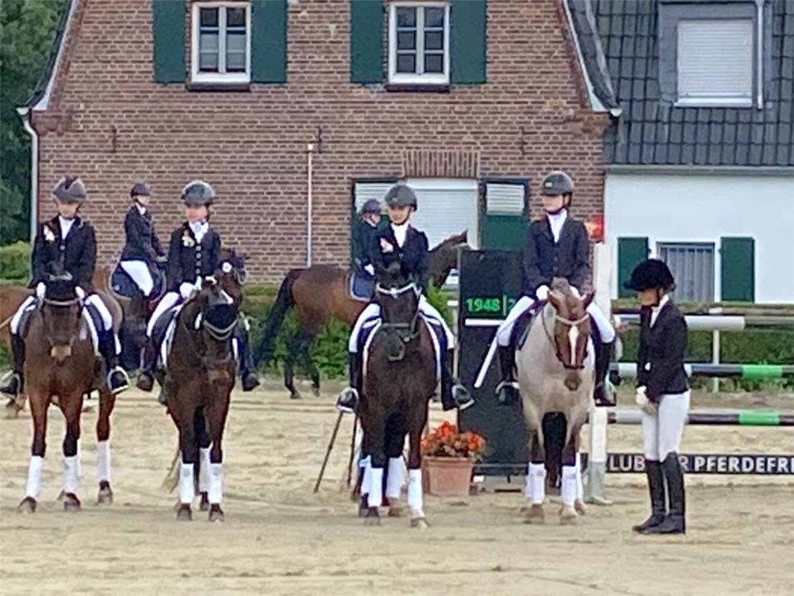 Die Reiterinnen haben in Goch einiges an Erfolg eingefahren. Foto: Reit- und Fahrverein Rheurdt 