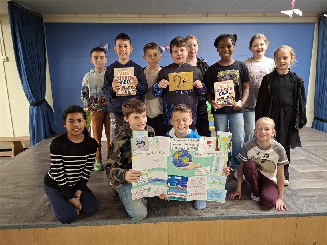 Religionsklassen 3a und 3b der Emmericher Rheinschule beim Jahreslosungswettbewerb 2026 des Schulreferats Duisburg Niederrhein.