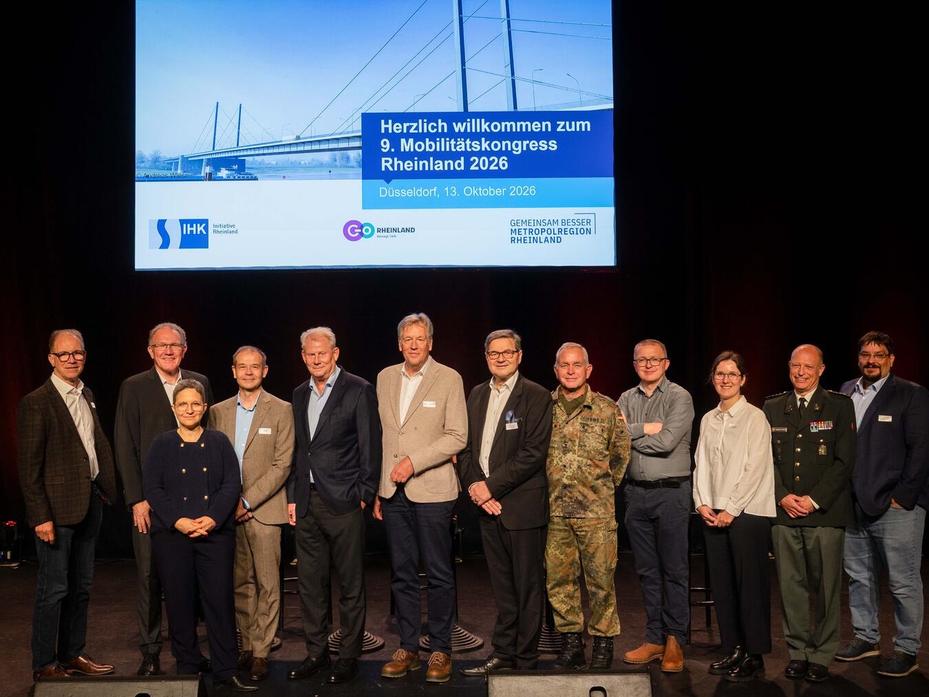 Gruppenfoto von Vertretern aus Wirtschaft, Verkehr und Verteidigung bei einer Konferenz in Düsseldorf.