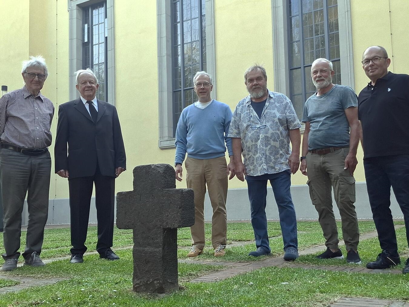 "Ehrenmitglieder Klaus Kuhlen und Hermann Venhofen mit Pfarrer Berthold Engels und Vorstand von RESSA."