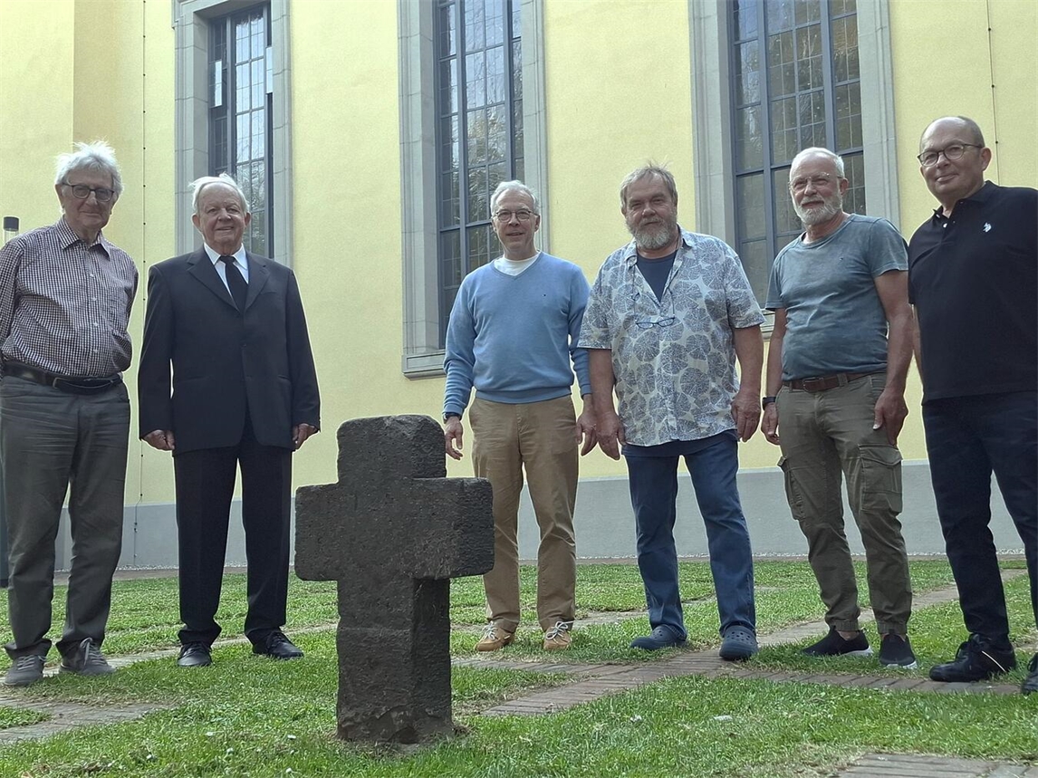 "Ehrenmitglieder Klaus Kuhlen und Hermann Venhofen mit Pfarrer Berthold Engels und Vorstand von RESSA."