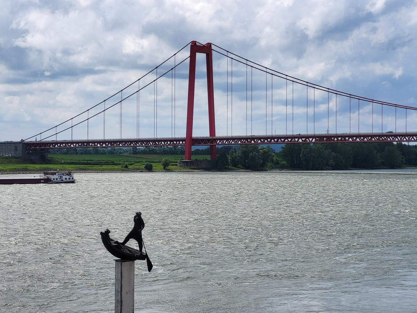 Neue Verkehrsführung auf der Rheinbrücke Emmerich Die Rheinbrücke bei Emmerich ist derzeit voll gesperrt. NN-Foto: Michael Bühs