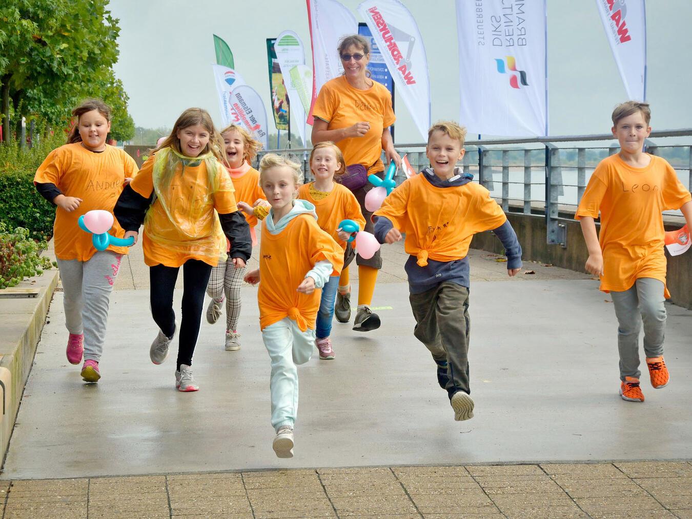„Start frei“ zum Homerun Die Rheinpromenade in Emmerich ist eine beliebte Teilstrecke beim Homerun. NN-Archivfoto: R. Dehnen
