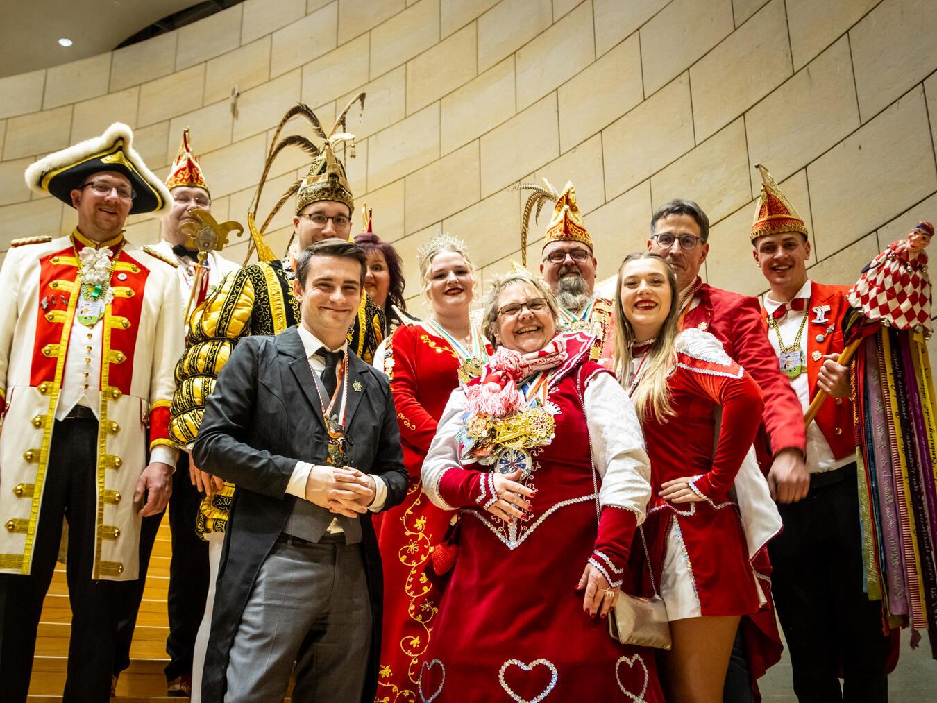 Tollitäten besuchen den „Närrischen Landtag“ Die Rhinberkse Jonges und das Karnevals Komitee Kolping aus Kamp-Lintfort auf der Treppe im Düsseldorfer Landtag. Foto: Chrisi Stark