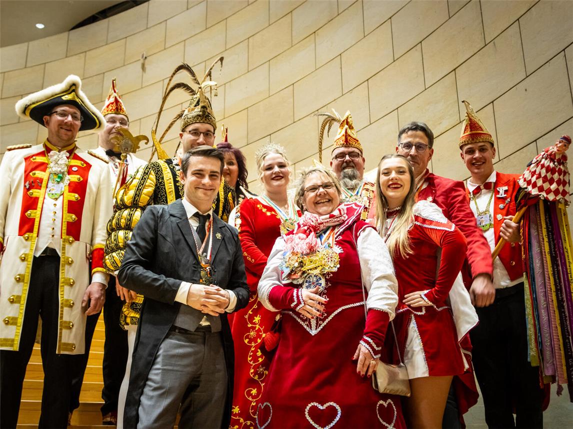 Die Rhinberkse Jonges und das Karnevals Komitee Kolping aus Kamp-Lintfort auf der Treppe im Düsseldorfer Landtag. Foto: Chrisi Stark