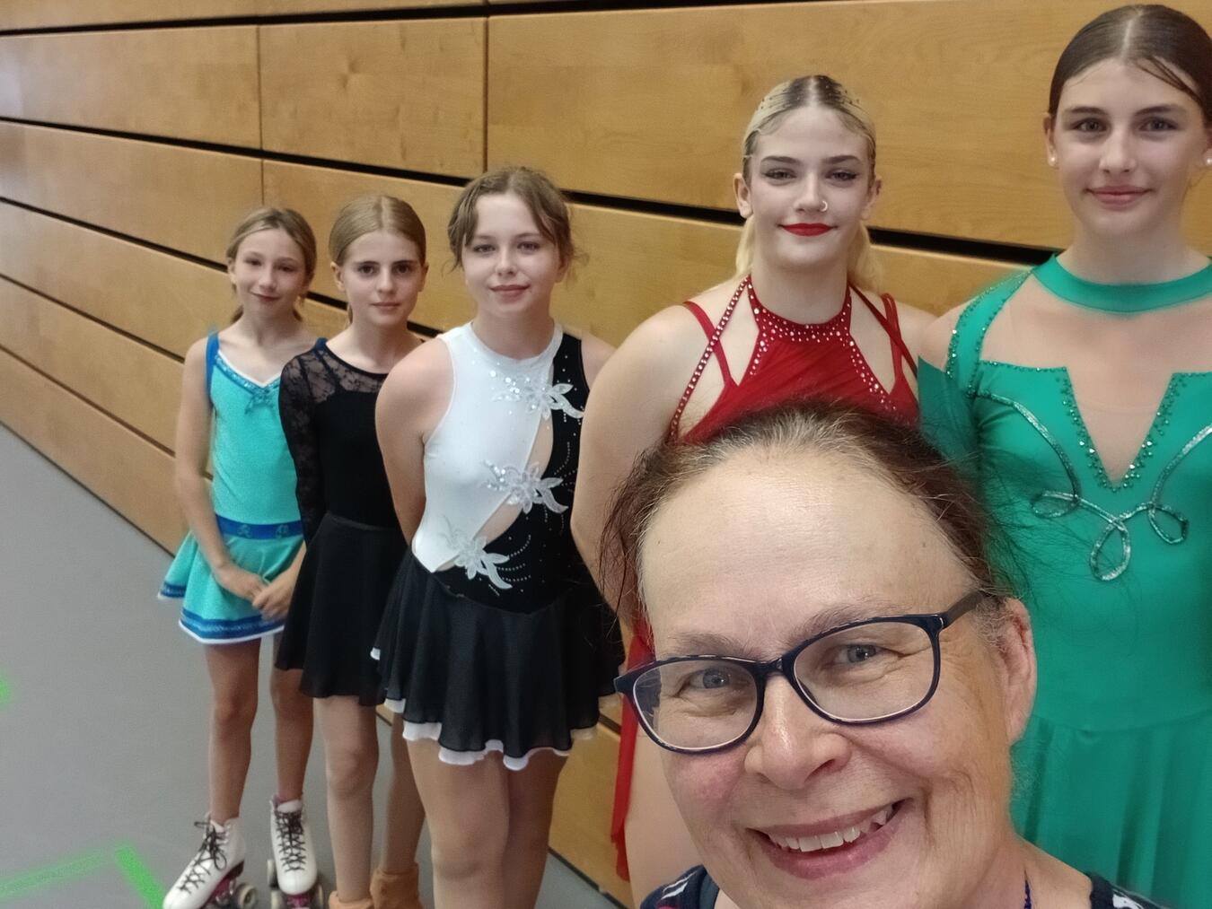 Die Rollkunstläuferinnen und Trainerin Petra Gutowski freuen sich auf viele Gäste.Foto: privat