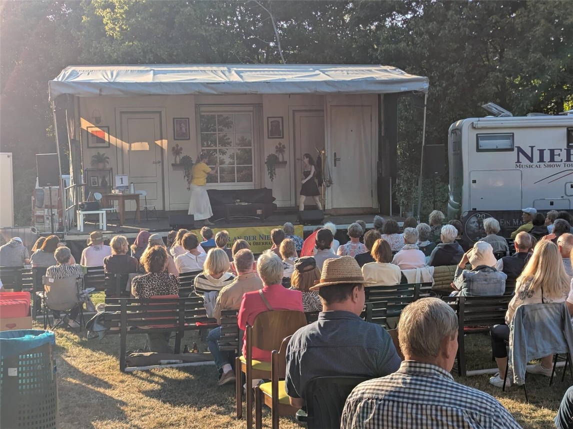 "Besucher genießen Abendveranstaltung in Uedem, Gemeinde Event"