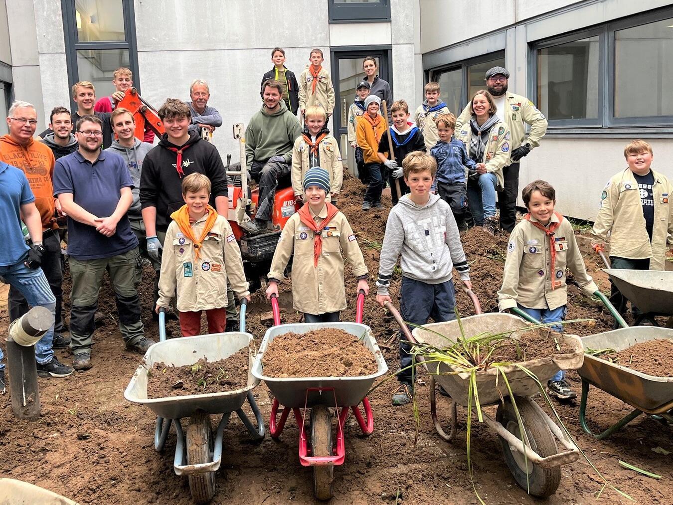 Die rund 20 sehr fleißigen freiwilligen Pfadfinder des DPSG Stamms Hartefeld sowie einige Mitarbeiter des St.-Clemens-Hospitals Geldern packten tatkräftig und ehrenamtlich mit an. Foto: St.-Clemens-Hospital