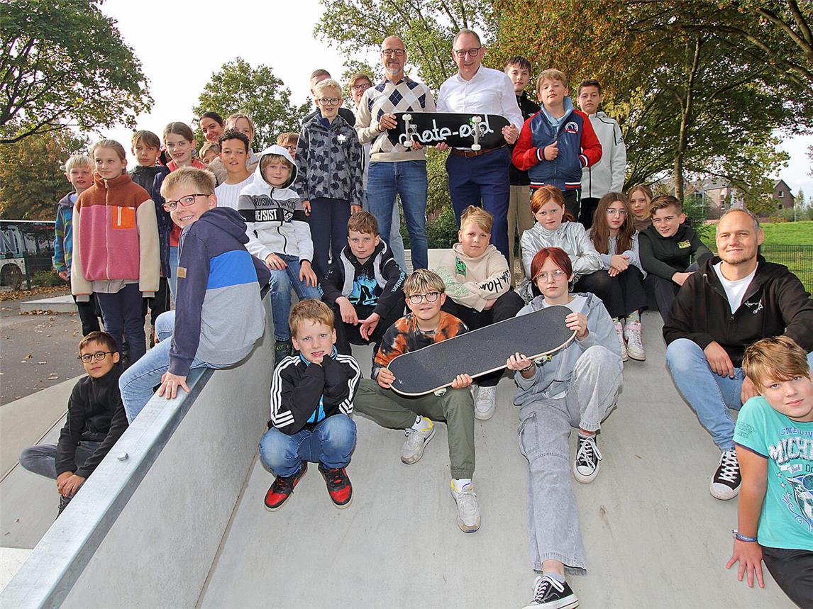 Die rund 40 Kinder, die am Skateboard-Workshop der Westenergie in Rees teilnahmen, lernten an zwei Tagen Tipps und Tricks für das sichere Fahren auf einem Skateboard. Zum Start und zur Eröffnung der neuen Skateranlage kamen auch Dirk Krämer von Westenergie und Bürgermeister Sebastian Hense (M., v. l.) sowie Norman Gebbing-Koltsch vom Remix. NN-Foto: Theo Leie