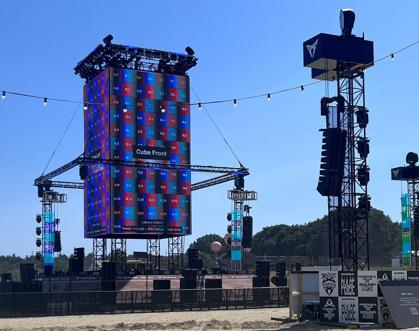 "Rundbühne Cube im Desert Valley bei Sonnenuntergang, modernes Monument, Architektur"