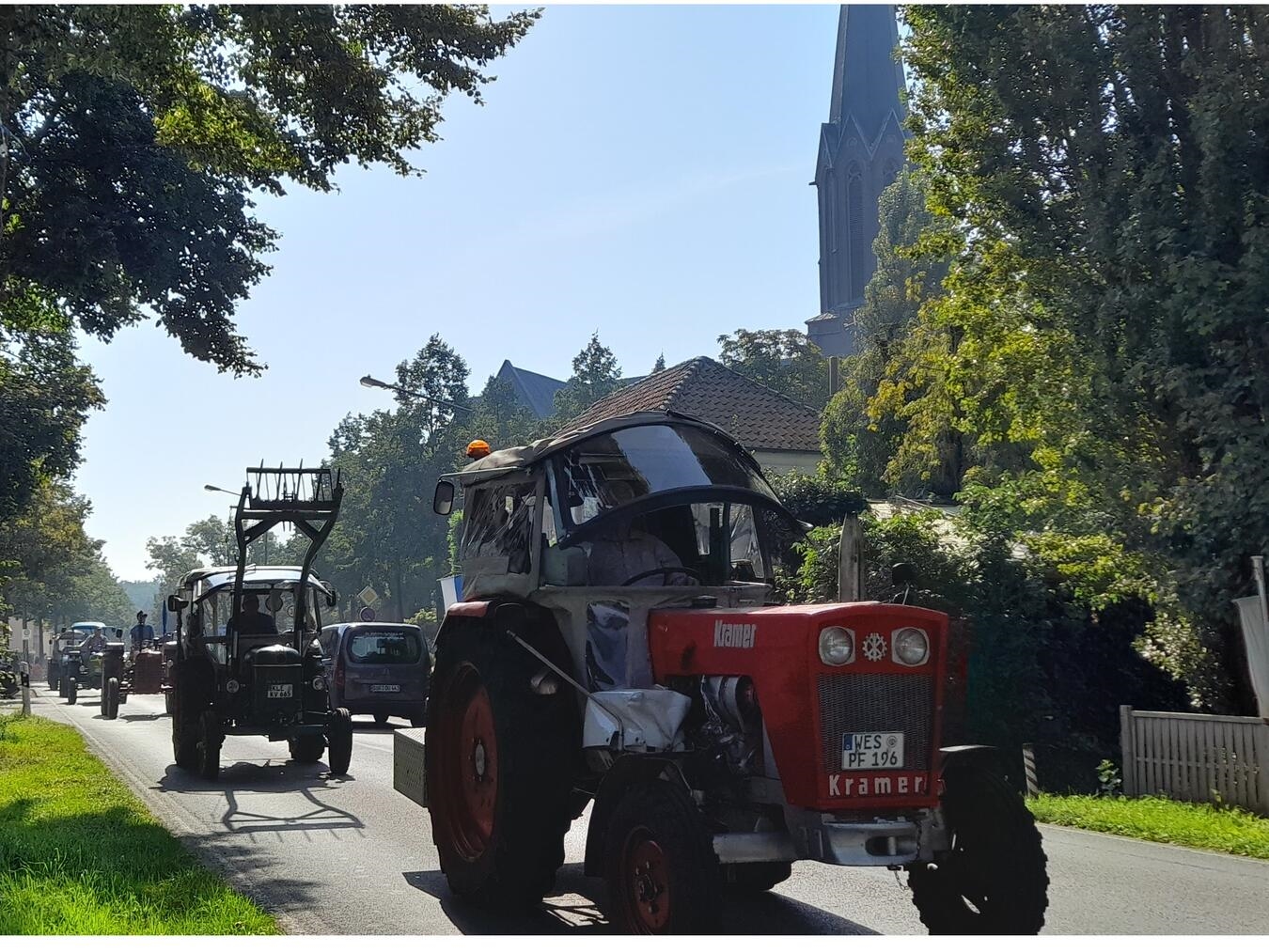 "Historische Traktoren und Oldtimer Rundfahrt zum Festplatz Hüthum, Sonntagvormittag, Schlösschen Borghees, Foto: privat"