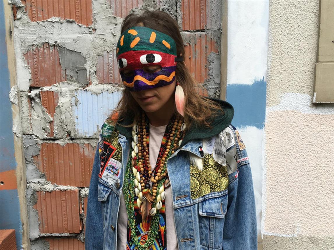 Die Sängerin und Musikerin Futur-Z präsentiert ihre von der elektronischen Musik der 1980er Jahre beeinflusste Musik. Foto: Futur-Z