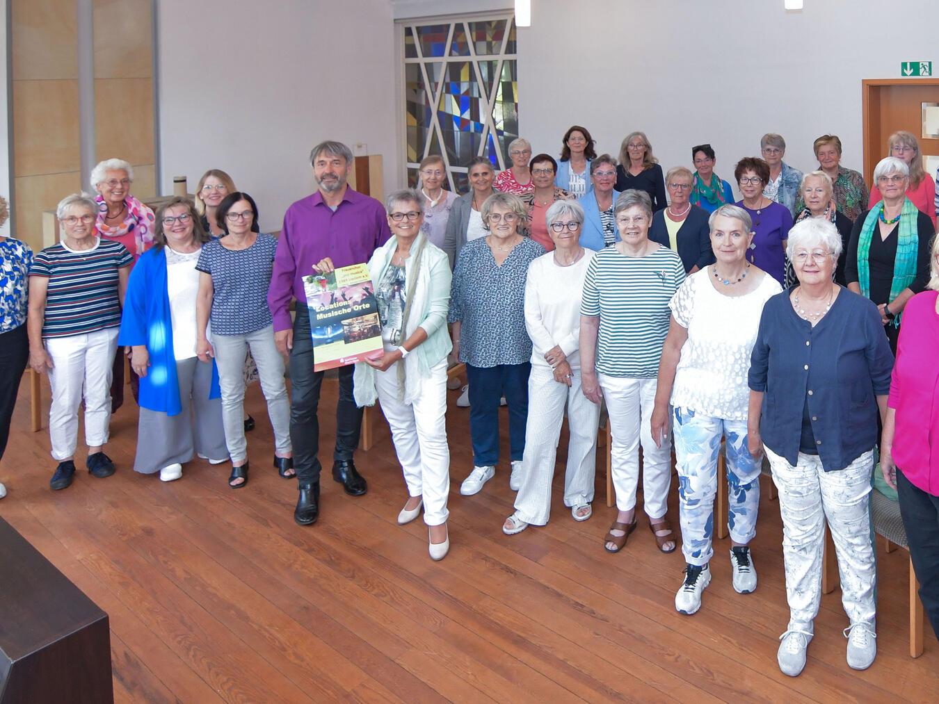 Die Sängerinnen nehmen ihr Publikum mit auf eine musikalische Reise. NN-Foto: Gerhard Seybert