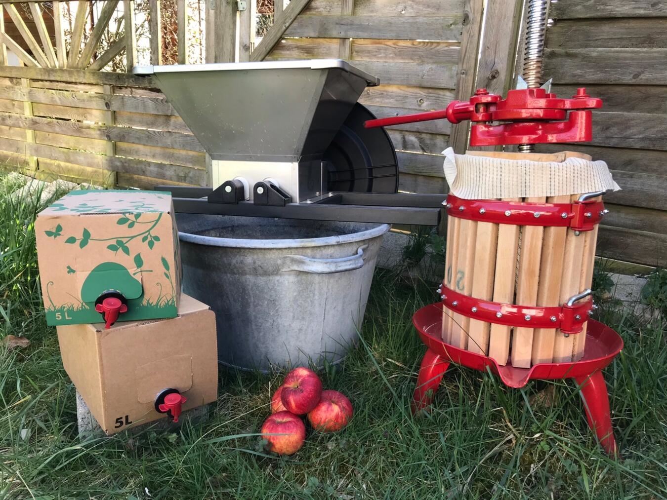 Saftpresse auf dem Kapellener Markt am 3. Oktober, Marktgeschehen, frische Säfte, Kapellen, Herbstereignis