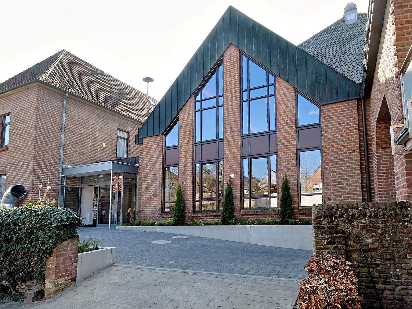 Bürgerhaus Katharinenhof offiziell wiedereröffnet Die Sanierungsmaßnahmen haben rund 2,8 Millionen Euro gekostet und wurden vom Land Nordrhein-Westfalen gefördert. NN-Foto: Rüdiger Dehnen