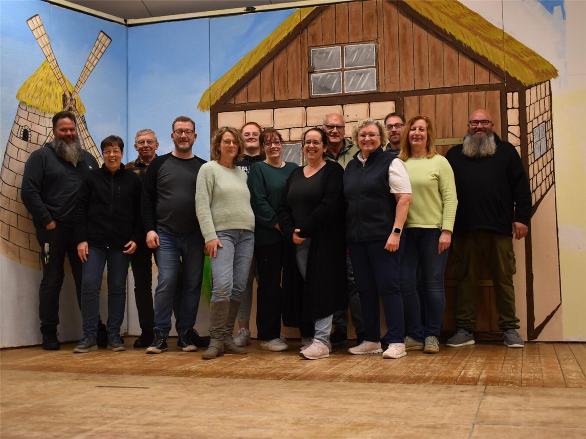 "Schauspieler der Theatergruppe Wemb bei Jubiläumsvorbereitungen, Musikverein, Bühnenbau, Gruppenfoto"