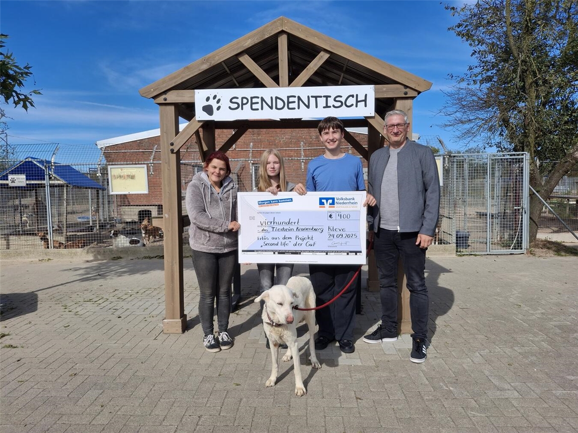Die Scheckübergabe übernahmen Schulleiter Stefan Püplichuisen sowie Lukas Büns und Mira Eickelkamp von der Projektgruppe „Second Life“. Foto: Gesamtschule am Forstgarten