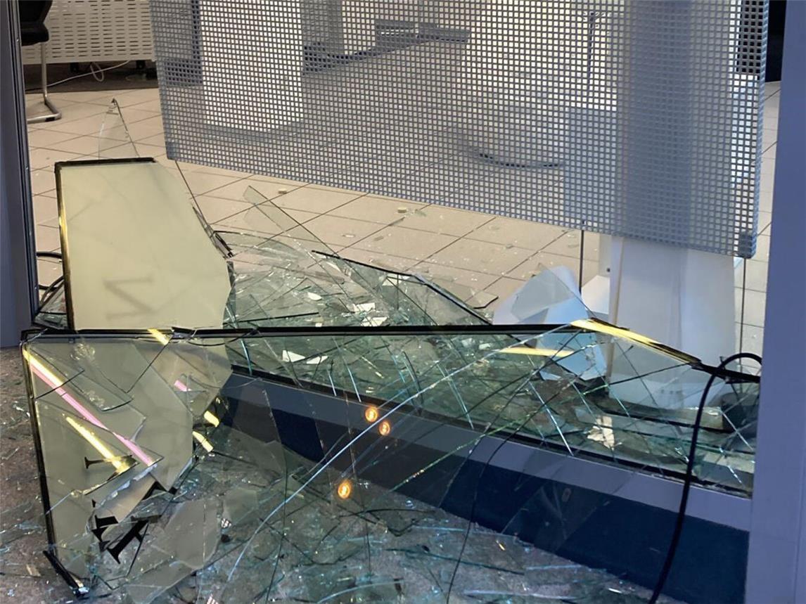 Die Scheibe wurde in der Nacht zum heutigen Sonntag eingeschlagen. Foto: NN