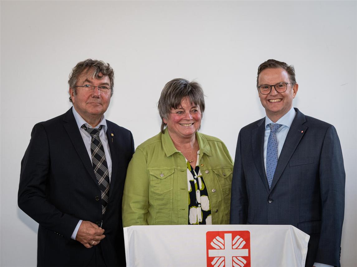 Die scheidenden Vorstandsmitglieder Brunhild Demmer (m.) und Berthold Grunenberg (l.) gemeinsam mit dem neuen Vorstand Marc Inderfurth (r.). Foto: Rainer Moll/Caritasverband Moers-Xanten e.V.