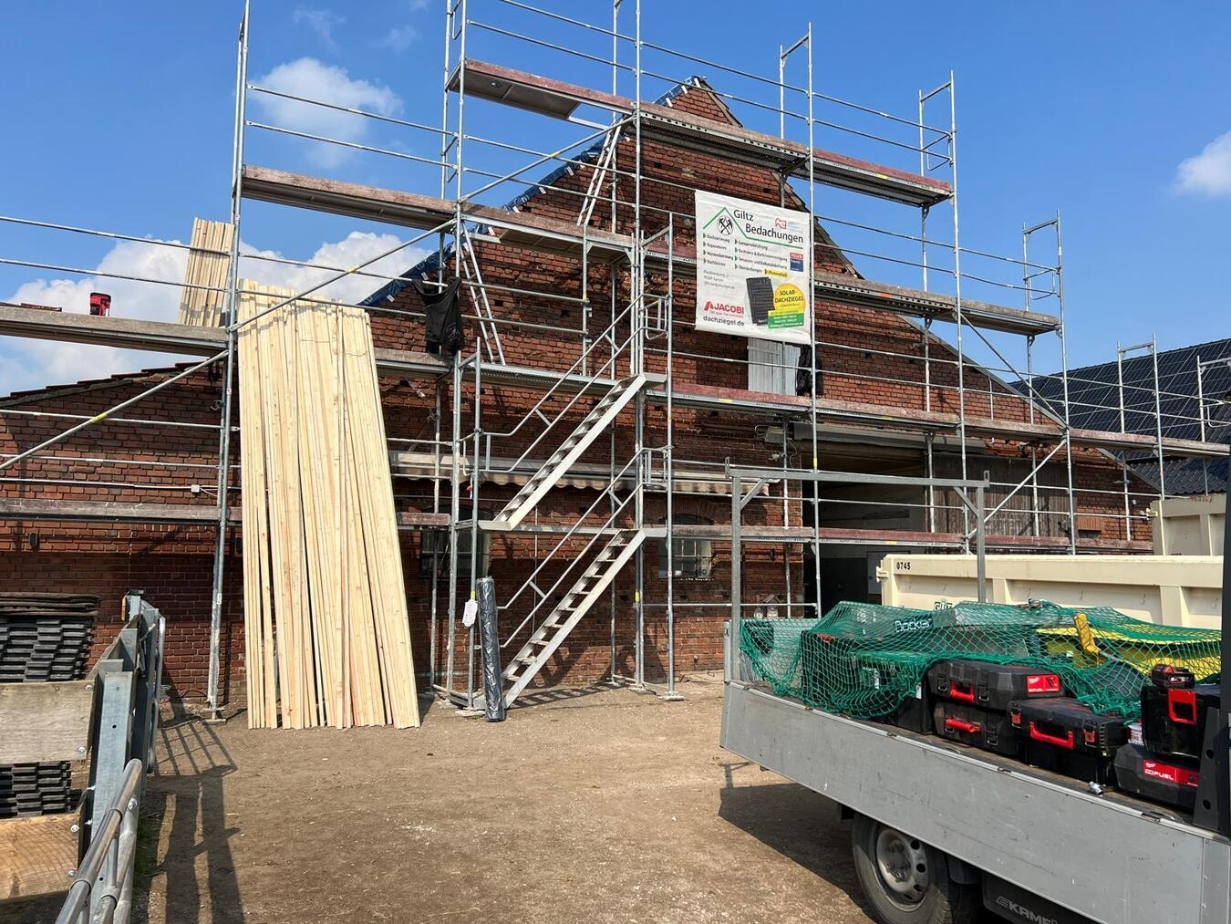 Die Scheune ist inzwischen eingezäunt – die Arbeiten haben begonnen. Foto: privat