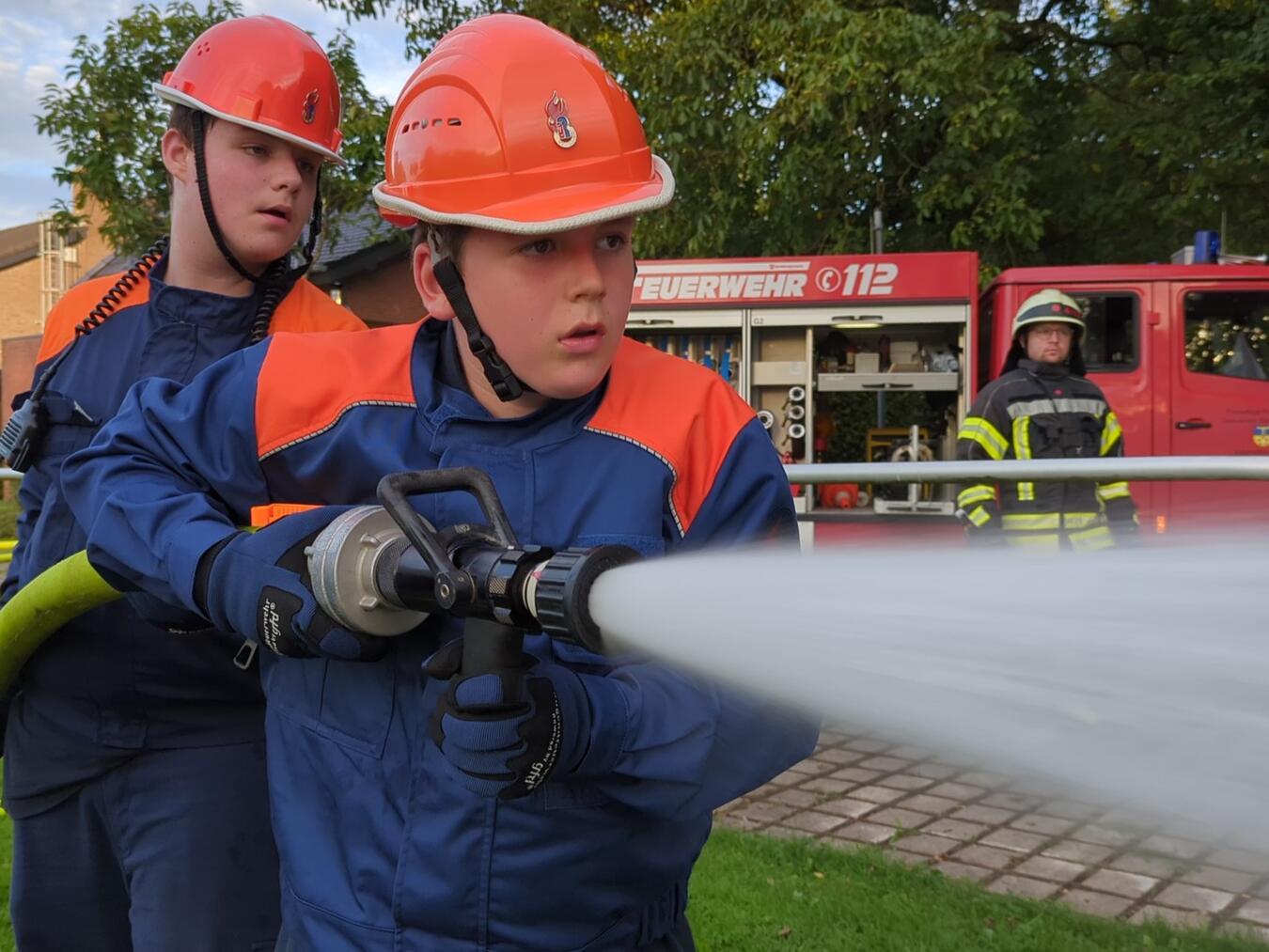 Spannende Einsätze beim Berufsfeuerwehrtag Die „Schicht“ war ein voller Erfolg und bot den jungen Feuerwehrleuten einen realistischen Einblick in den Alltag der Berufsfeuerwehr. Foto: Feuerwehr Bedburg-Hau