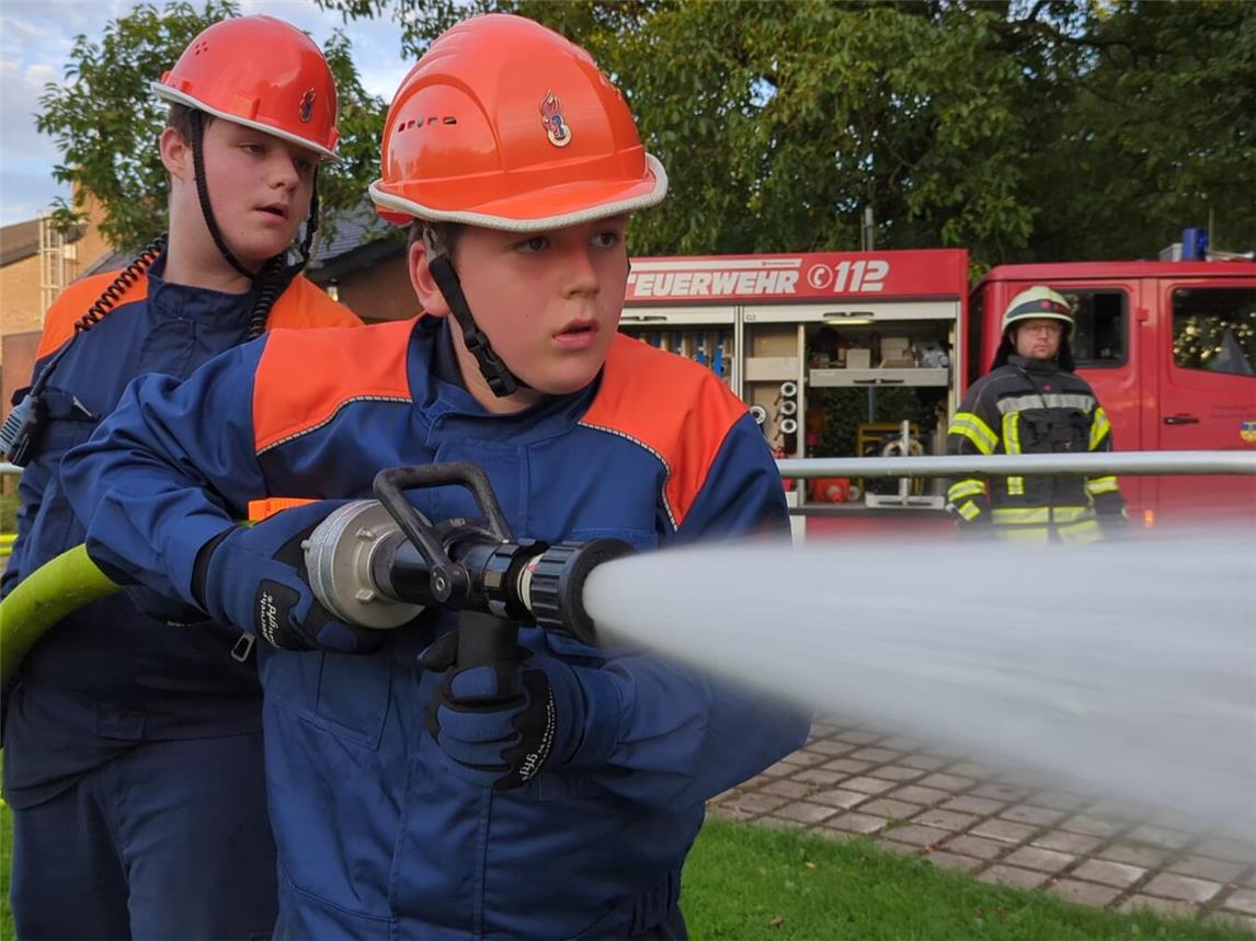 Die „Schicht“ war ein voller Erfolg und bot den jungen Feuerwehrleuten einen realistischen Einblick in den Alltag der Berufsfeuerwehr. Foto: Feuerwehr Bedburg-Hau