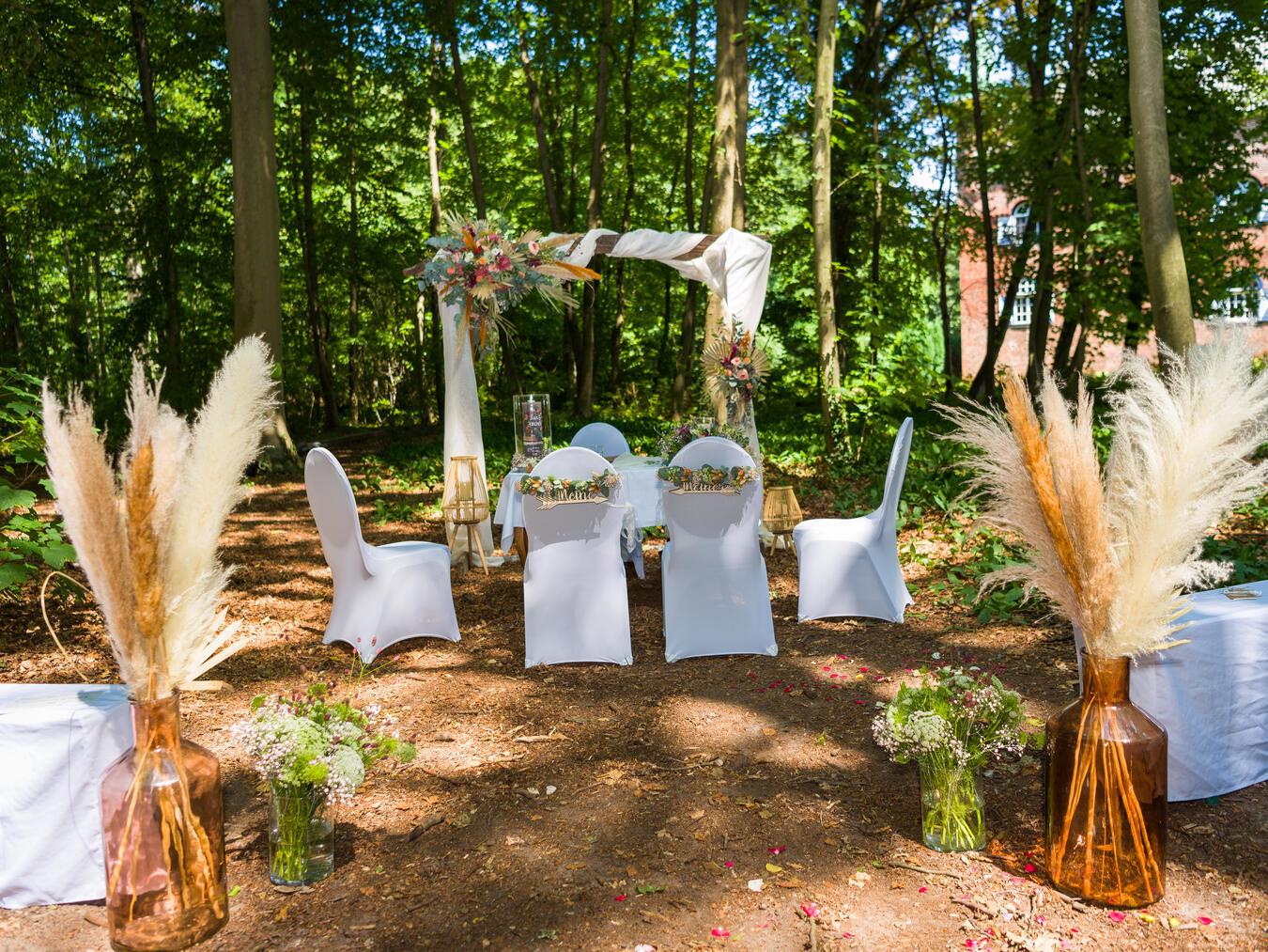 Anregungen und Antworten auf 1.001 Fragen rund ums Heiraten Die Schlossanlage in Walbeck bietet den Paaren verschiedenste Trauorte; sehr beliebt sind unter anderem Trauzeremonien im Wald.Foto: Jürgen Baetzen