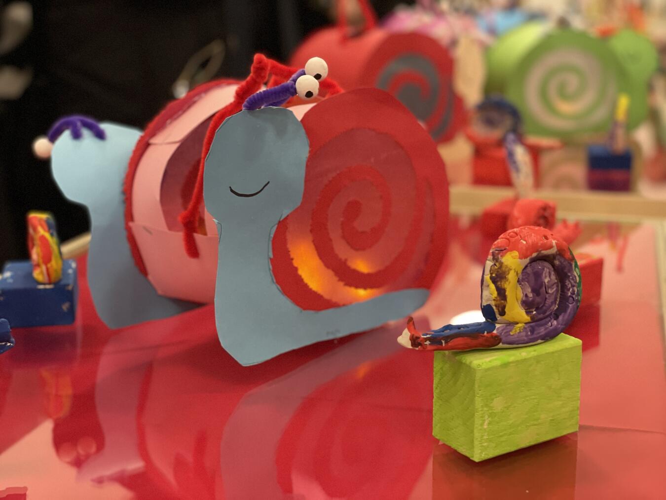 Museum Schloss Moyland und „Du bist wertvoll“-Stiftung organisieren Mutmach-Projekt Die Schnecke Emma in allen Formen und Farben.