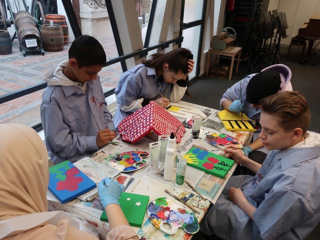 Die Schüler arbeiteten weiter an ihrem gemeinsamen Projekt. Fotos: NMK