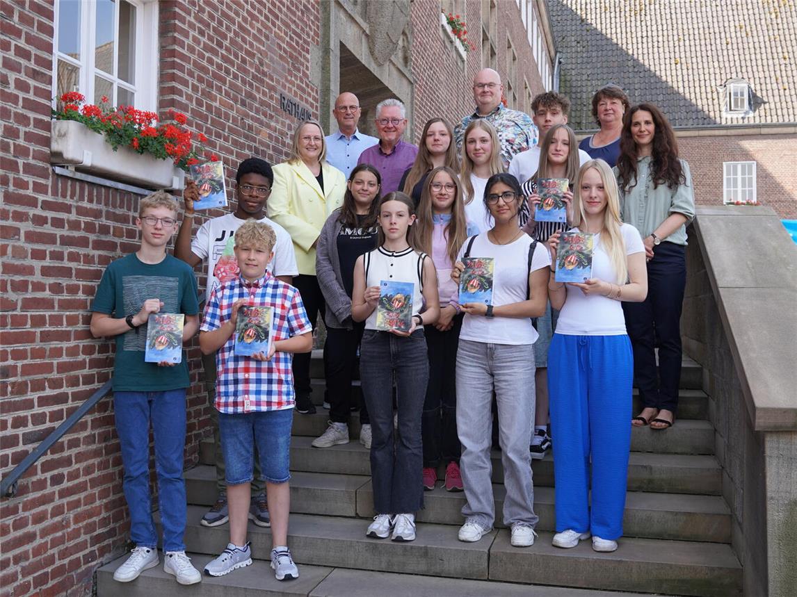 Die Schüler der Gesamtschule Emmerich stellten ihr neues Buch aus dem Projekt „Hanse Links“ auch stolz dem Bürgermeister vor. Foto: Stadt Emmerich