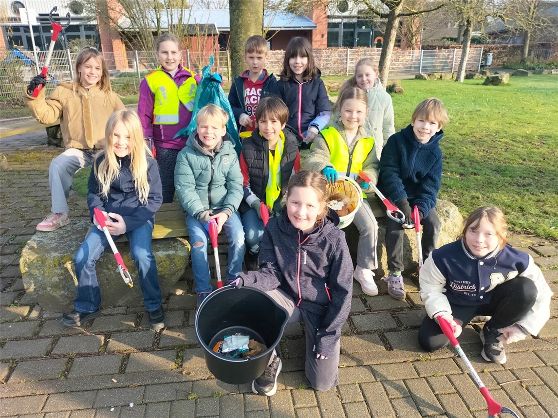 Kinder mit Müllsammelzangen und Mülleimern bei der Müllsammelaktion in Hartefeld