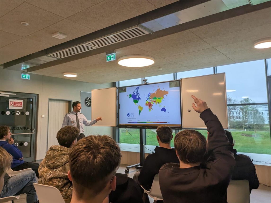 "Schüler der 10. Klasse lernen über Außenpolitik im Seminar mit Jugendoffizier Eren Kocak, Gesamtschule Geldern"