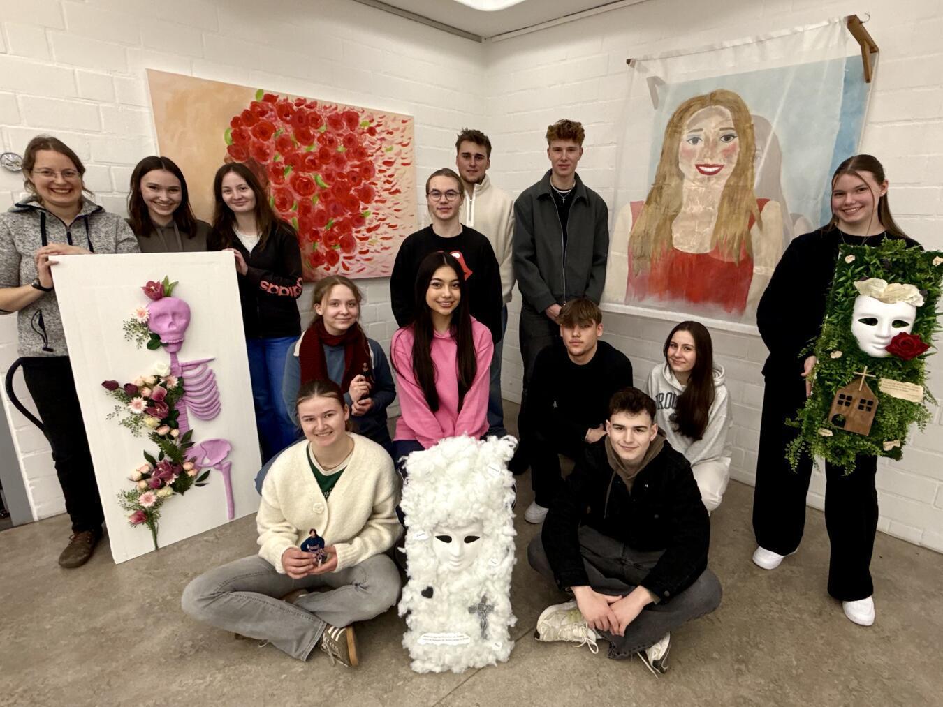 Die Schüler der Q2 des Jan-Joest-Gymnasiums zeigen in ihren Kunstwerken, wie vielschichtig das Leben und die Kunst sein kann. NN-Foto: SP