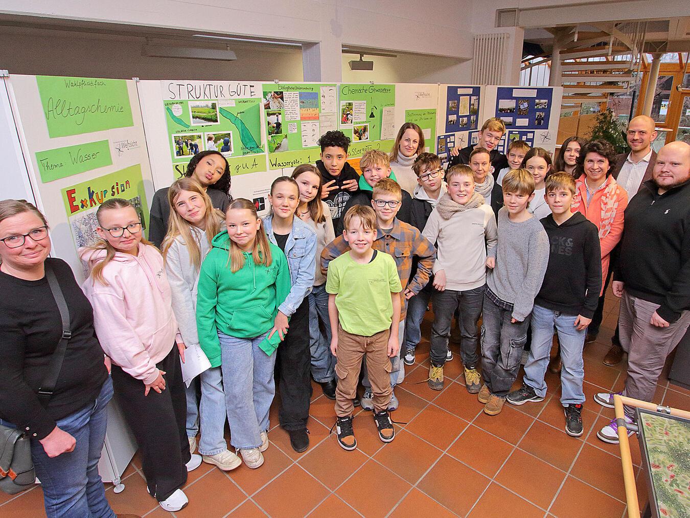 Ausstellung: „Wachtendonk - Lebensraum, Natur, Kultur“ Die Schüler der Realschule Weitsicht bei der Ausstellungseröffnung im Naturparkzentrum Haus Püllen in Wachtendonk.NN-Foto: Theo Leie