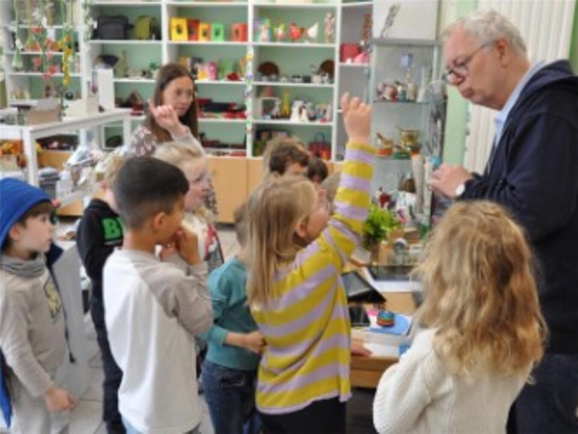"Schüler der St.-Michael-Schule besuchen Weltladen Geldern"