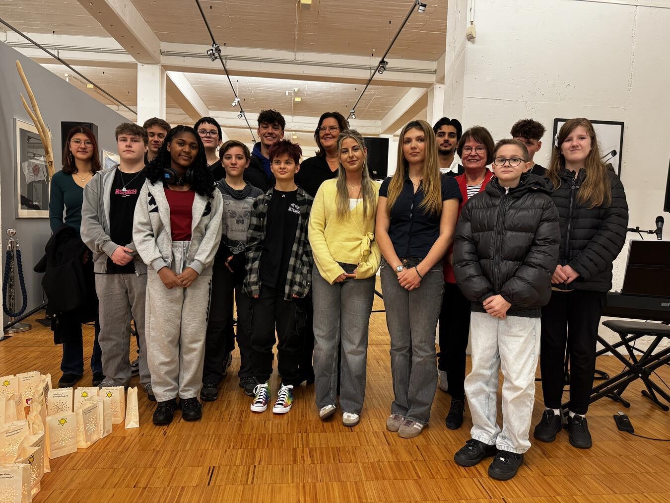 Die Schüler der teilnehmenden Schulen mit Bürgermeisterin Claudia Lindlahr und der Pro-Kultur-Vorsitzenden Irene Möllenbeck. Foto: Pro Kultur