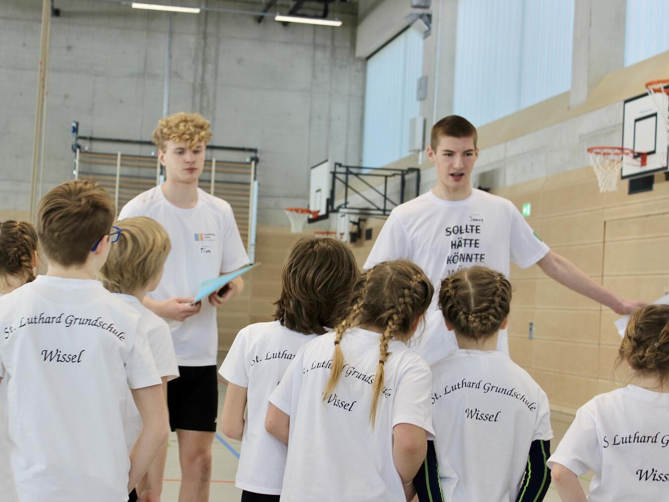 Schüler turnen um die Wette Die Schüler des Beruflichen Gymnasiums Freizeitsportleiter haben als Kampfrichter an den Stationen gearbeitet.Foto: Natascha Verbücheln