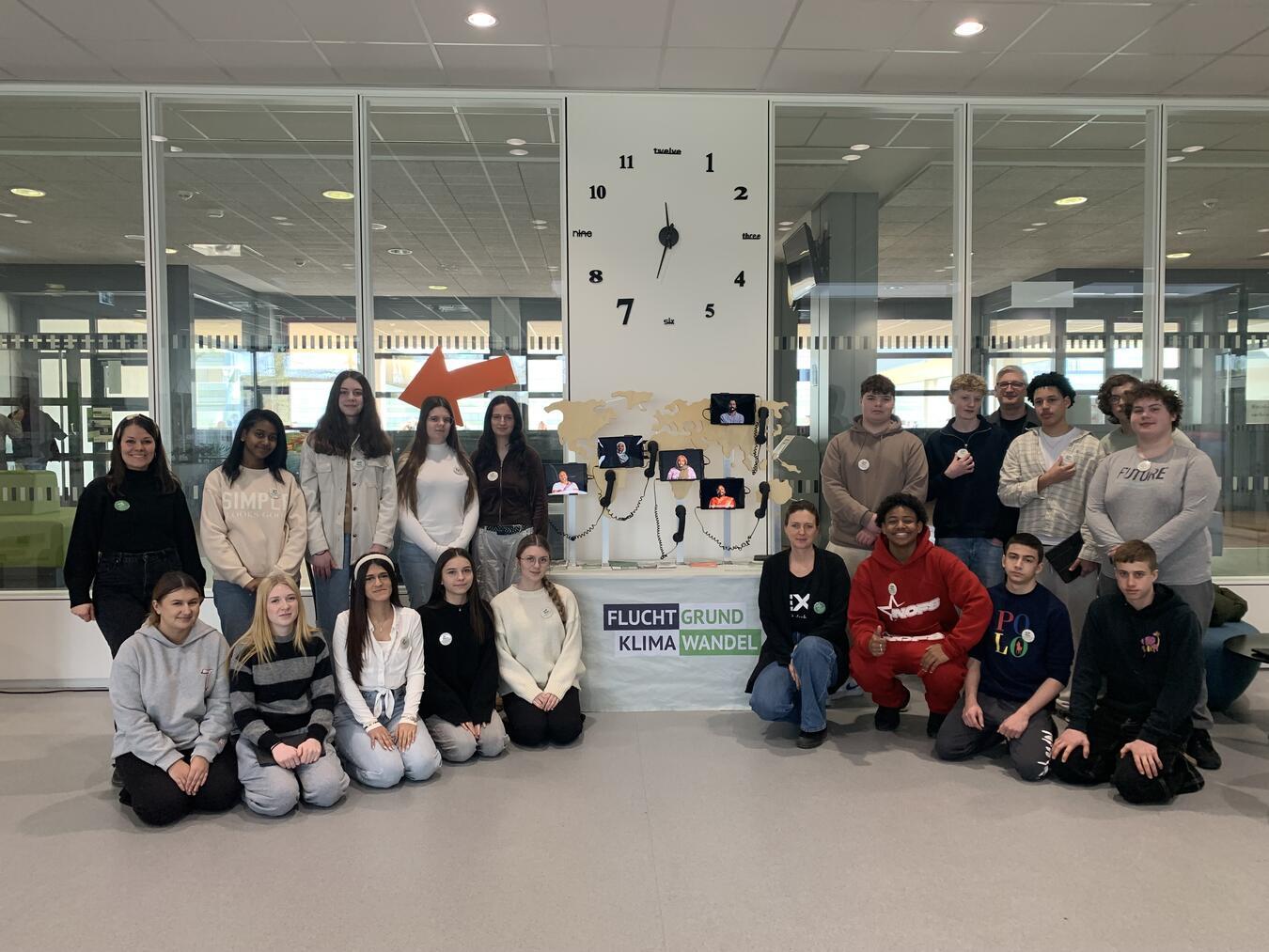 Interaktive Ausstellung „Fluchtgrund Klimawandel“ Die Schüler des Projektkurses Bildung für nachhaltige Entwicklung (BNE) aus dem Jahrgang 9 der Schule wurden zu Ausstellungsbotschaftern ausgebildet. Foto: Gesamtschule am Forstgarten
