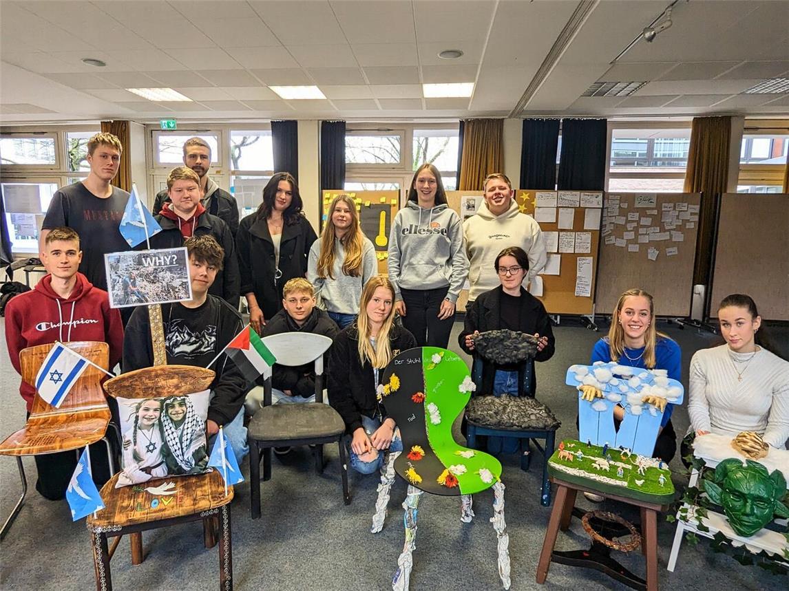 Die Schüler des Religionskurses der Q2 am Stiftsgymnasium Xanten präsentieren ihre Kunstprojekte mit Tiefgang.Foto: J. Kurschatke