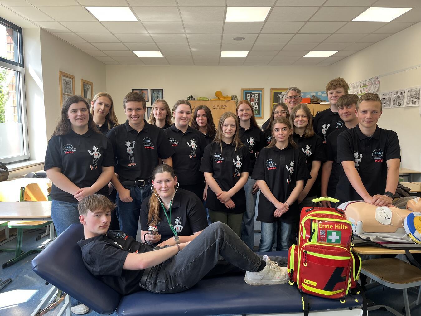 Die Schüler des Schulsanitätsdienstes an der Realschule Kalkar mit ihren neuen Poloshirts. Foto: Realschule