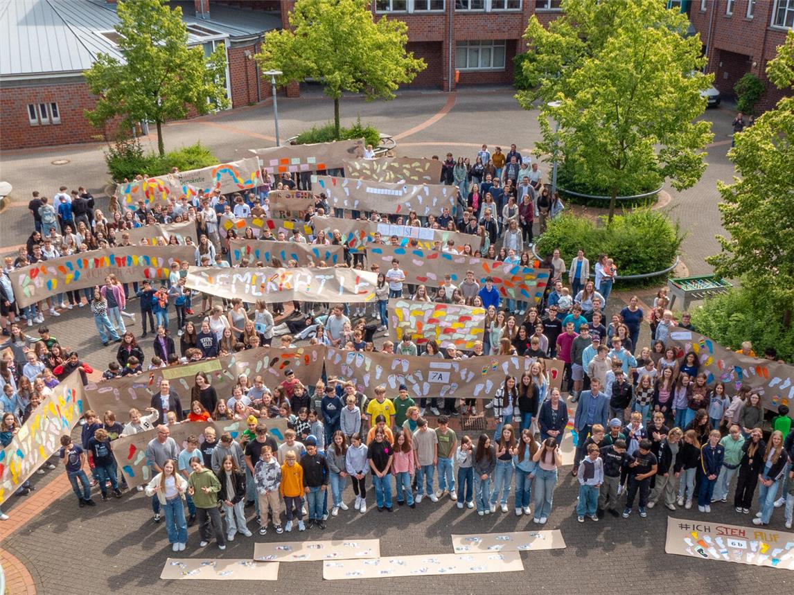 Die Schüler des Straelener Gymnasiums präsentieren die „Spuren ihres Handelns“.Foto: Gymnasium Straelen/Minor