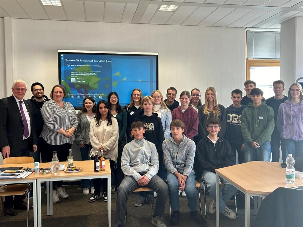 Die Schüler des Willibrord-Gymnasiums Emmerich, die an den Projekttagen teilnahmen, mit Dr. Günther Bergmann. FotoLandtagsbüro Bergmann