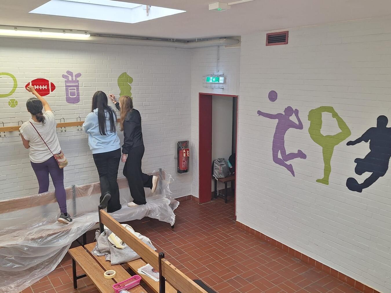 Die Schüler gestalteten die Wände der Umkleidekabinen ihrer Schule. Foto: privat