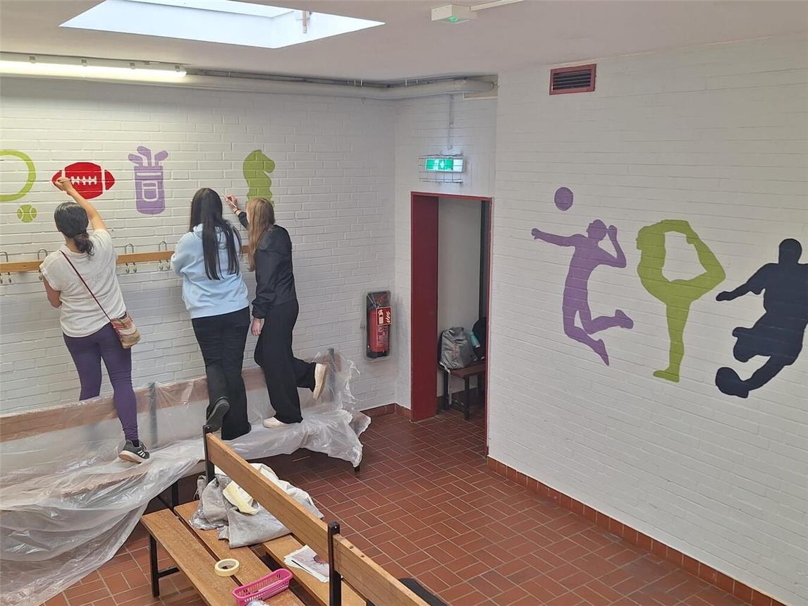 Die Schüler gestalteten die Wände der Umkleidekabinen ihrer Schule. Foto: privat