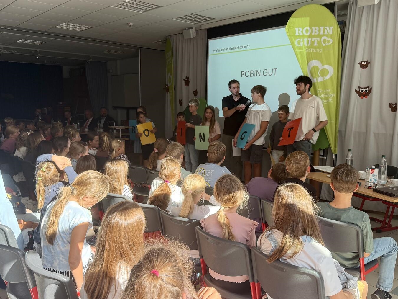 Die Schüler im Gespräch mit Moderator und Stiftungsgründer Dieter Könnes. NN-Foto: SP