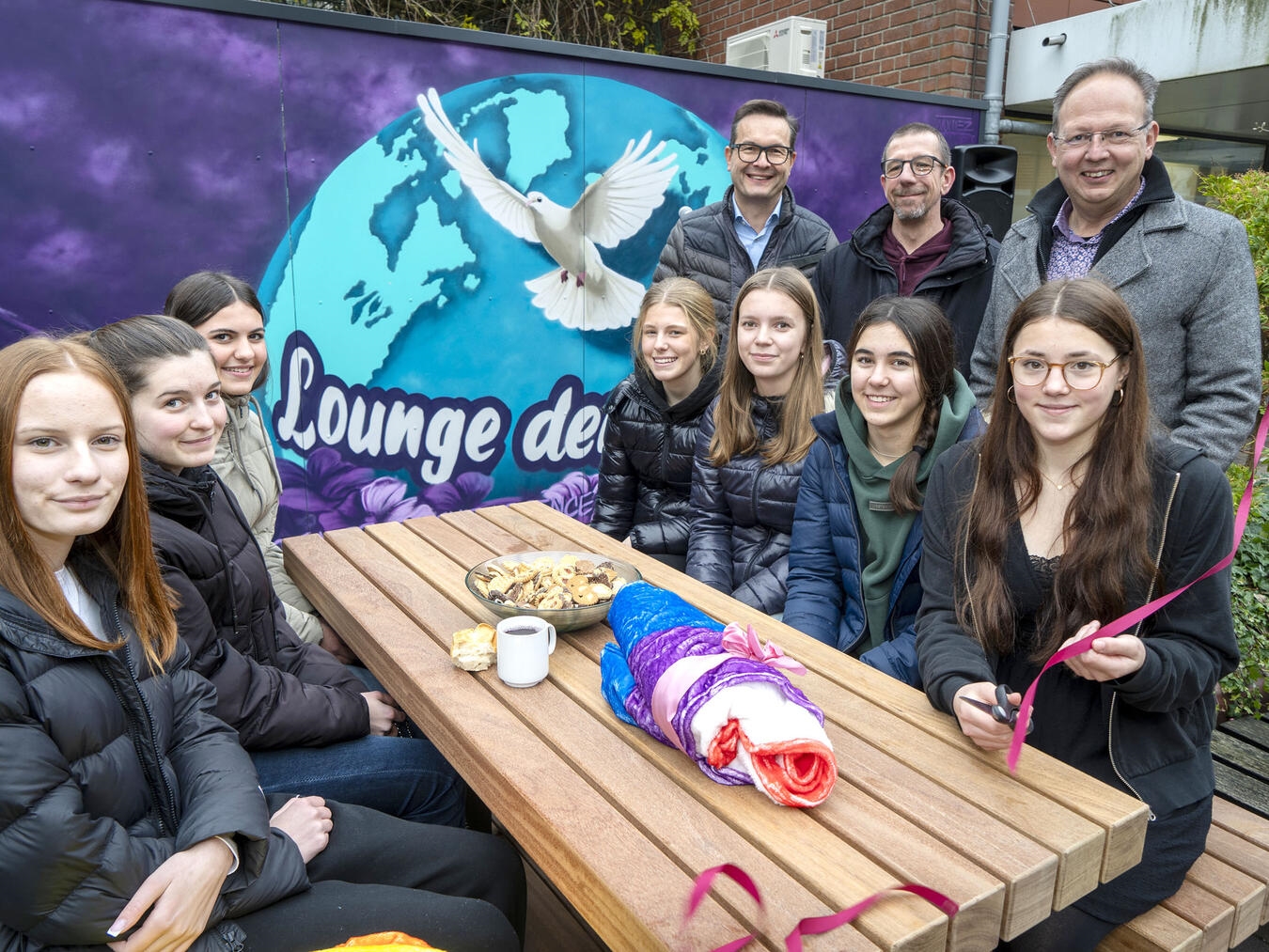 Die Schüler in der Lounge der Vielfalt mit Bürgermeister Sven Kaiser, Markus Grönheim und Michael Kassner.NN-Foto: G. Seybert