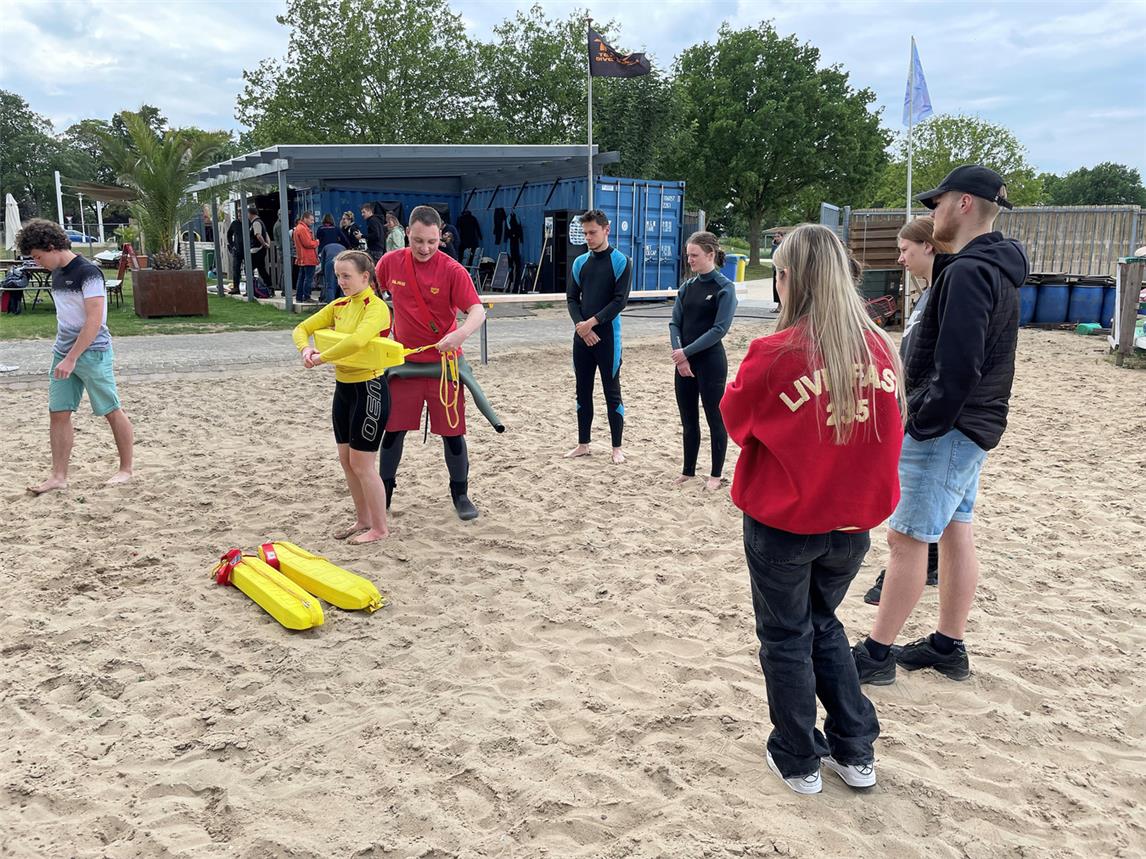 Die Schüler lernten an Land unter anderem das Anlegen eines Rettungsgurtes.NN-Foto: SP