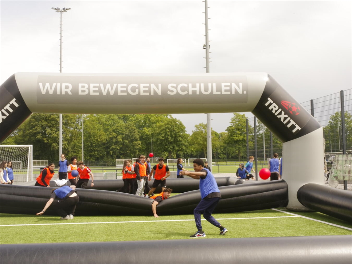 "Schüler lösen motiviert Herausforderungen bei Schulwettbewerb, unterstützen sich gegenseitig. Foto: JBG"